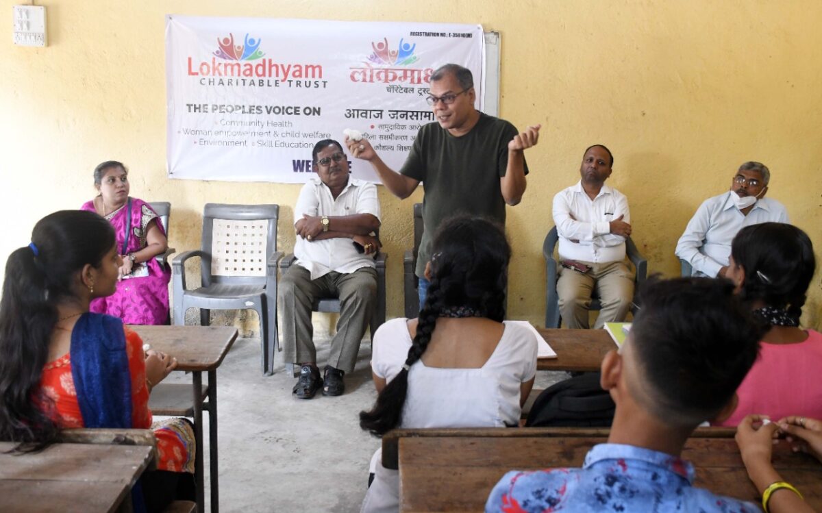 अभ्यासाचे सोपे तंत्र याबाबत मार्गदर्शन करताना संदीप परब