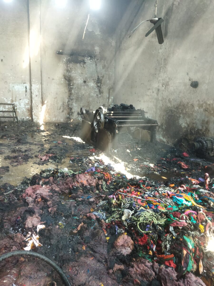 कपड्याच्या चिंध्या असलेल्या गोडाऊनला आग