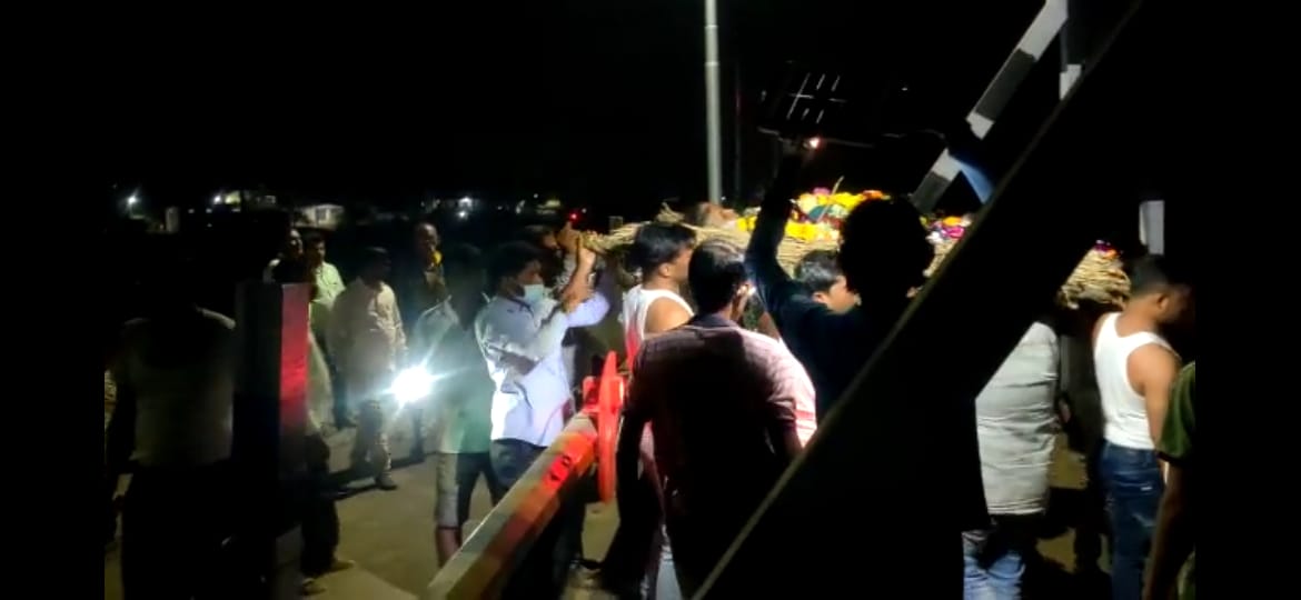 मरणानंतरही मृताच्या देहाची होतेय विटंबना