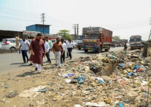 अधिकाऱ्यांसोबत पाहणी करताना आमदार पाटील