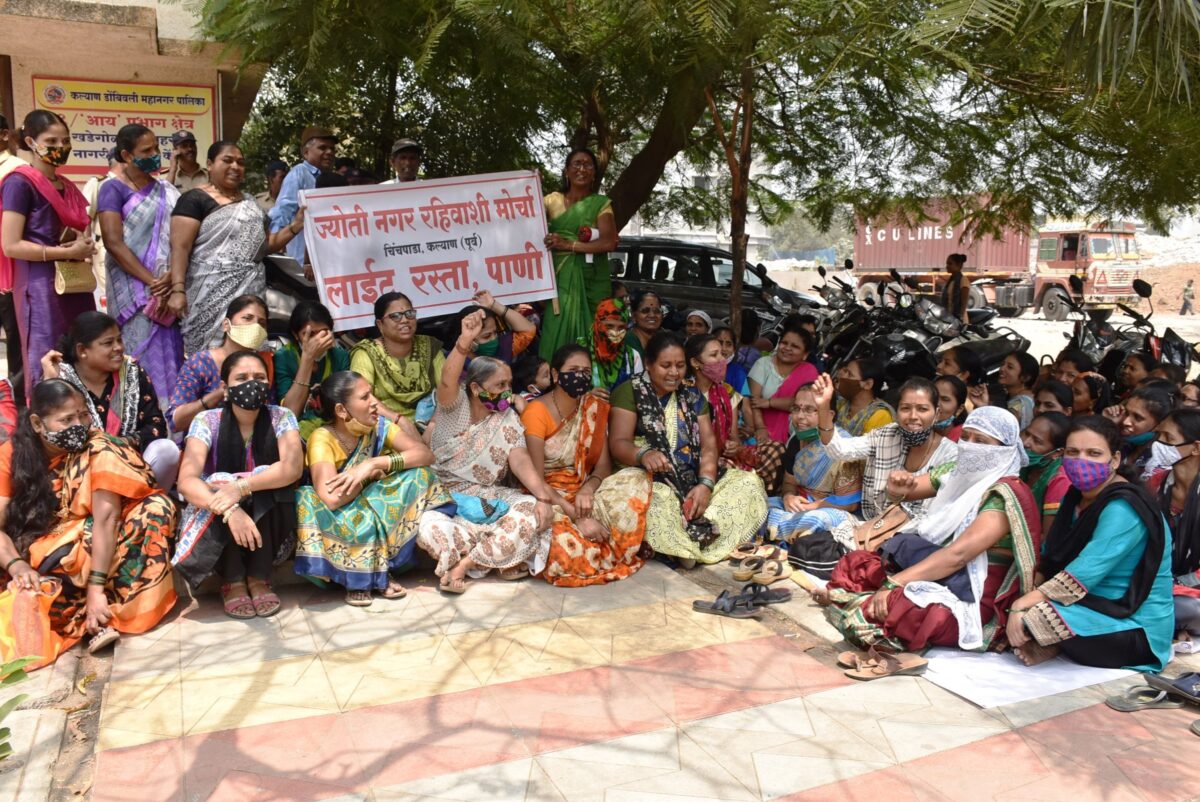 आय प्रभाग कार्यालयाबाहेर महिलांचा ठिय्या