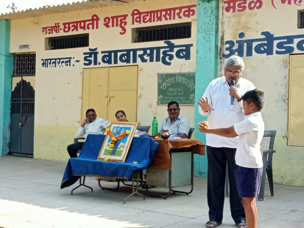 प्रबोधन कार्यक्रम सादर करताना अंनिसचे कार्यकर्ते