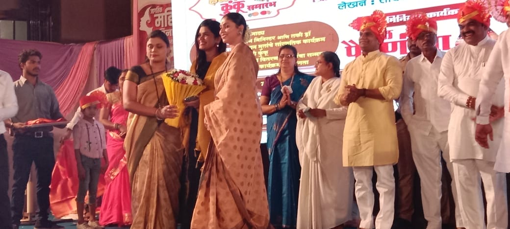 गायिका सोनाली भोईर यांचा सन्मान करताना श्वेता कुणाल पाटील